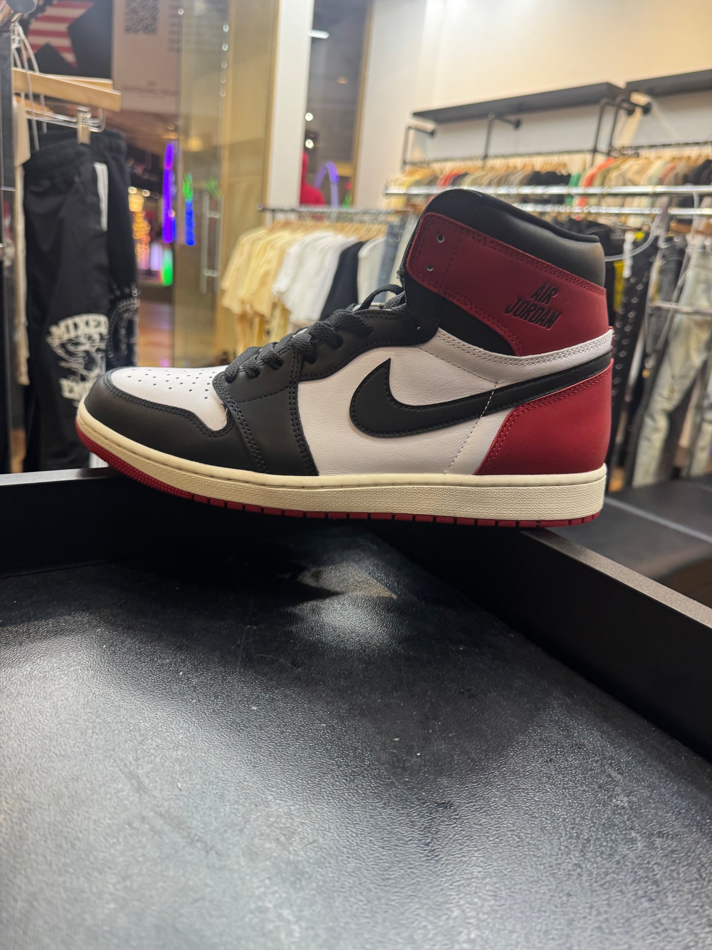 Jordan 1 Mid Black Toe W box Used