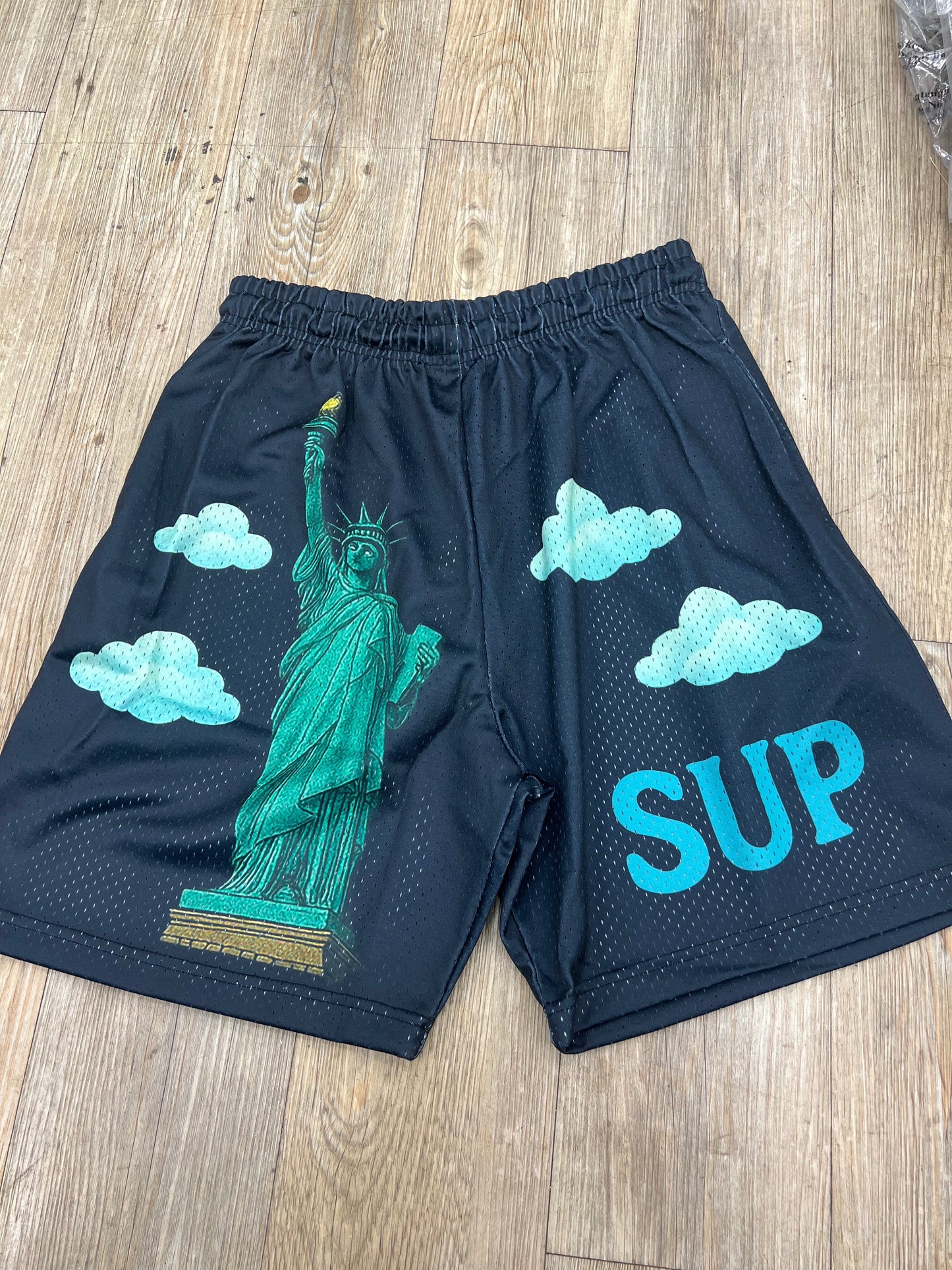 Sup black Clouds New York shorts